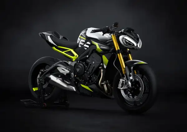 Nowy Triumph Speed Triple w jaskrawej kolorystyce, z żółtymi akcentami i złotym zawieszeniem, gotowy do podboju dróg.