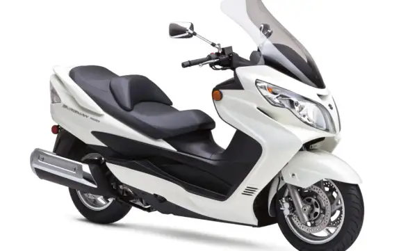 Biały Suzuki Burgman Executive, skuter z wygodnym siedzeniem i dużą szybą, gotowy na miejskie podróże.