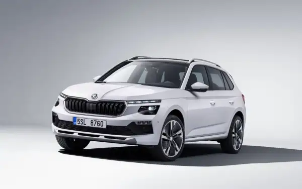 Biały Skoda Kamiq 2024 z czarnym dachem i felgami, prezentujący nowoczesny design SUV-a.