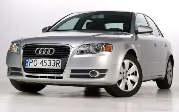 Srebrne Audi B7 z polskimi tablicami PO 4533R stoi na białym tle.