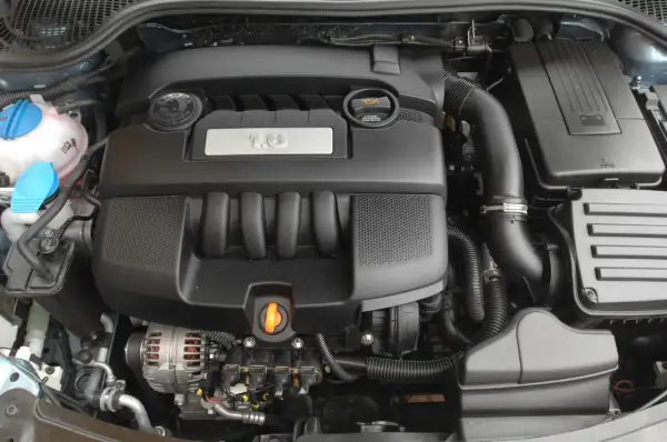 Silnik wolnossący 1.6 z logo Škoda. Czysty i zadbany, gotowy do pracy.