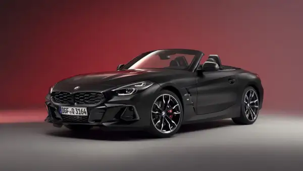 Czarny roadster BMW Z4 z czerwonymi zaciskami hamulcowymi, gotowy na jazdę.