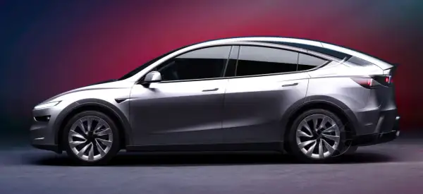 Srebrny Tesla SUV z opływowymi liniami i futurystycznym designem, prezentowany na tle gradientowego tła.