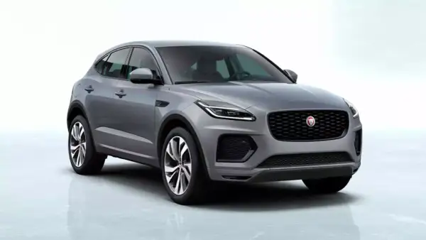 Elegancki, szary suv auto Jaguar E-Pace z charakterystyczną atrapą chłodnicy i nowoczesnymi światłami.