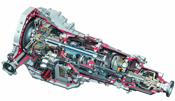 Przekrój skrzyni biegów do Audi z silnikiem 3.0 TDI. Widoczne koła zębate, wałki i elementy hydrauliczne.