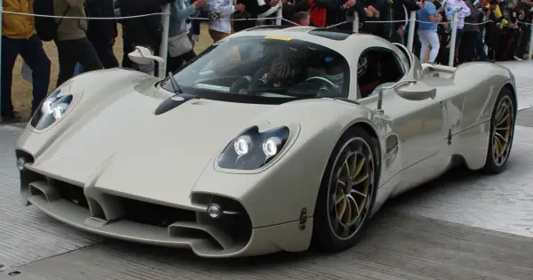 Biały Pagani z złotymi felgami, gotowy do jazdy.