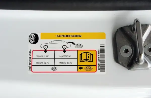 Naklejka informuje, ile powietrza w oponach jest optymalne dla Twojego samochodu. Podane są wartości w KPA i PSI.